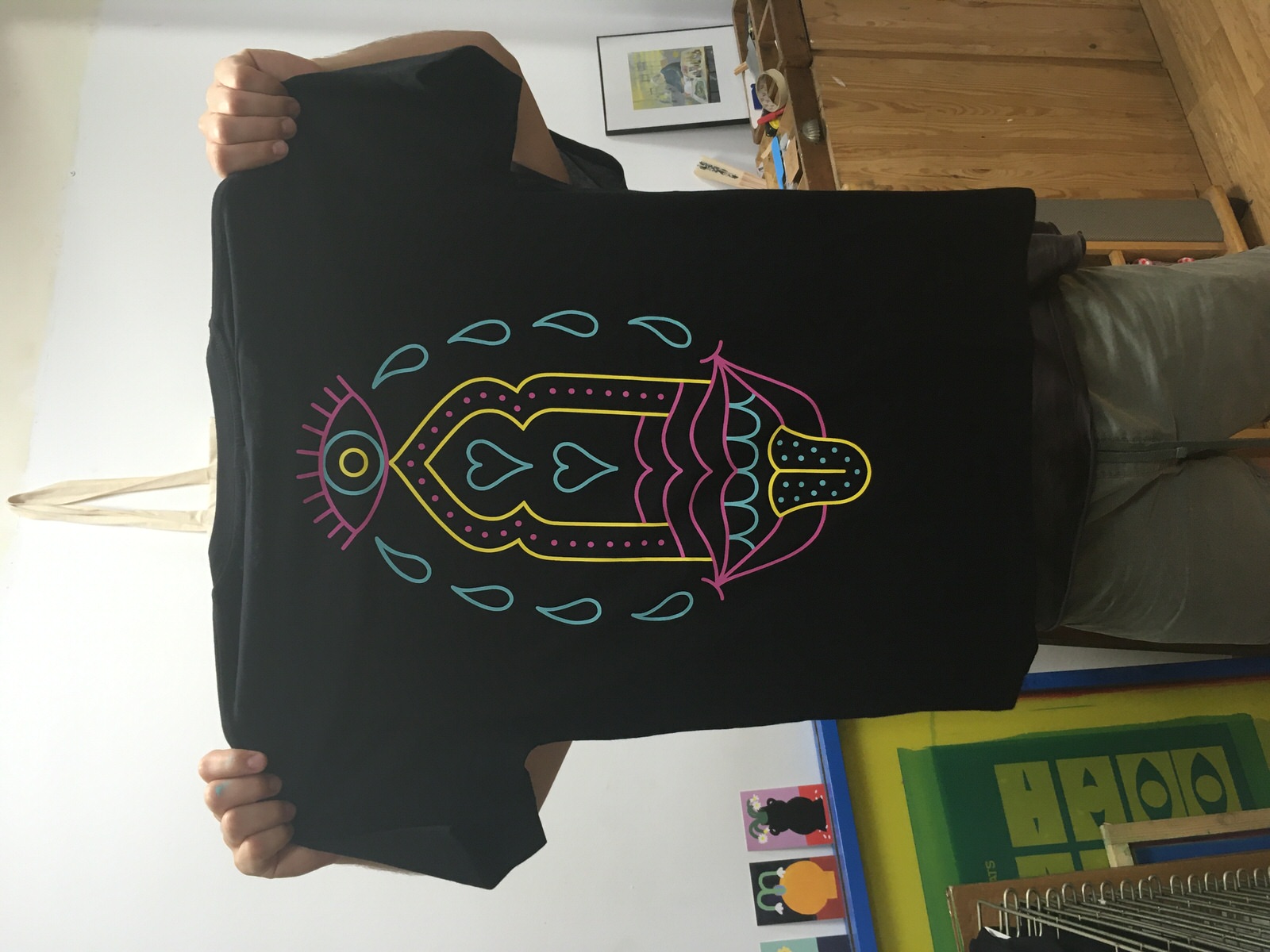 Camiseta recién imprimida en serigrafía.