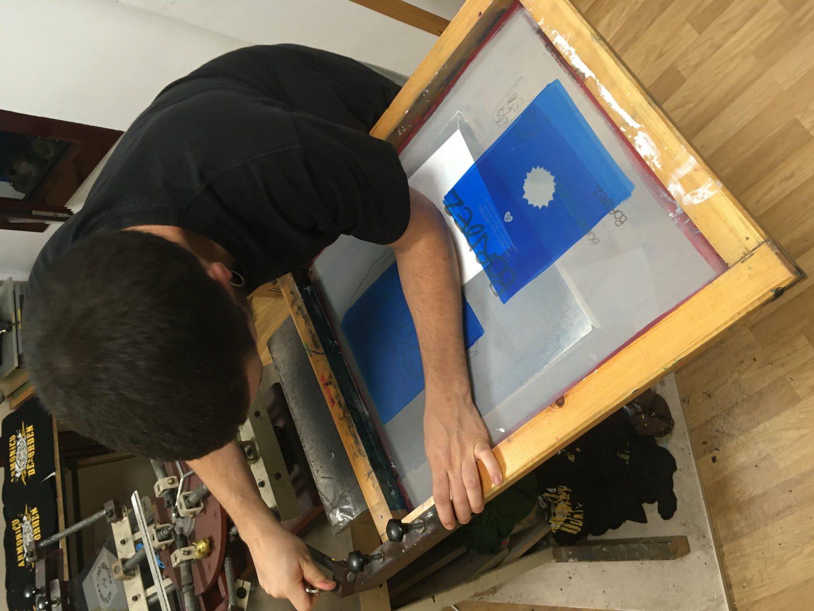 Dani mirando las últimas verificaciones para imprimir la camiseta K.