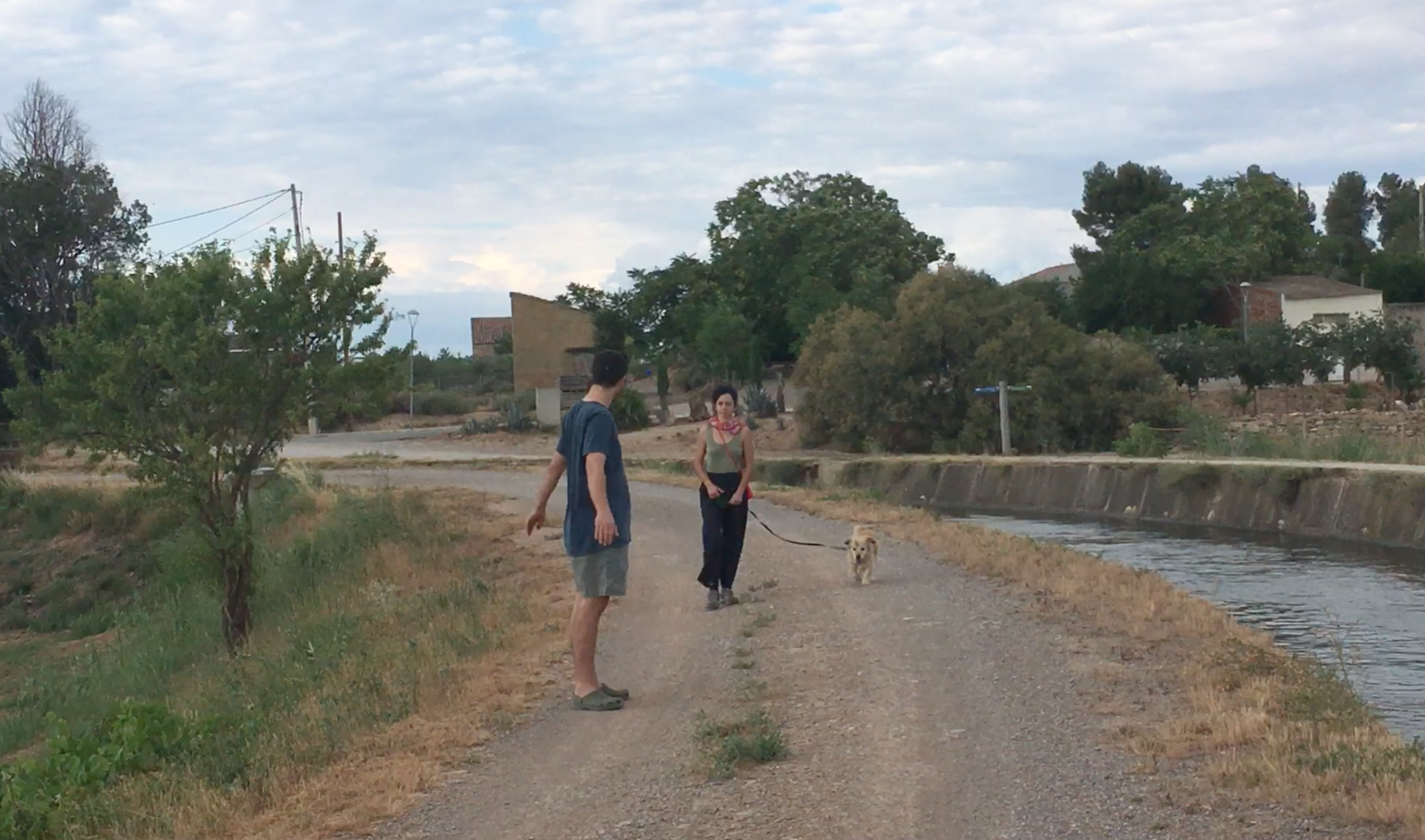 Dani con Nerea y el perrito en un camino.