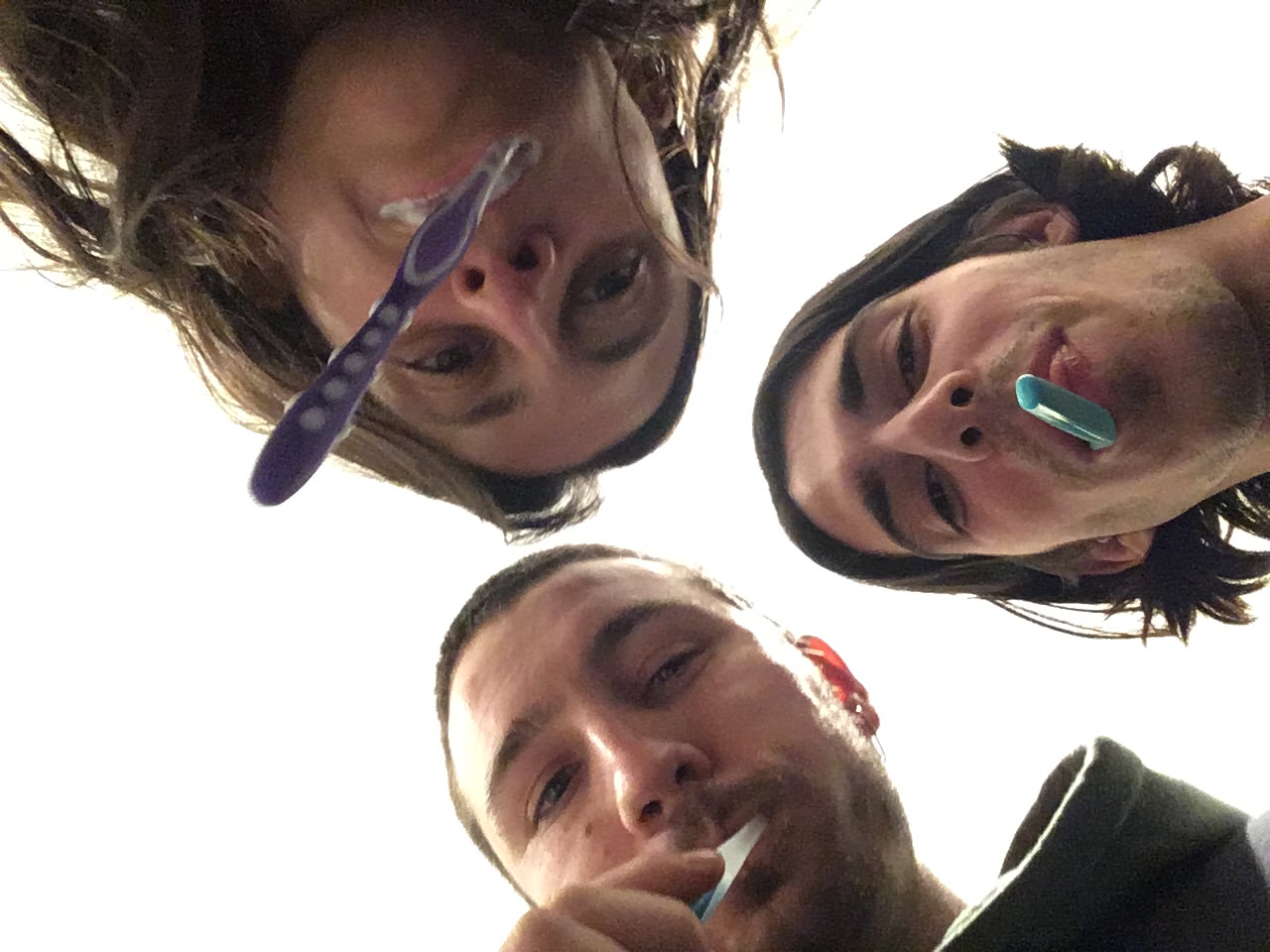 Dani, Aline y Pablo lavandose los dientes en una foto tomada en contra picado.