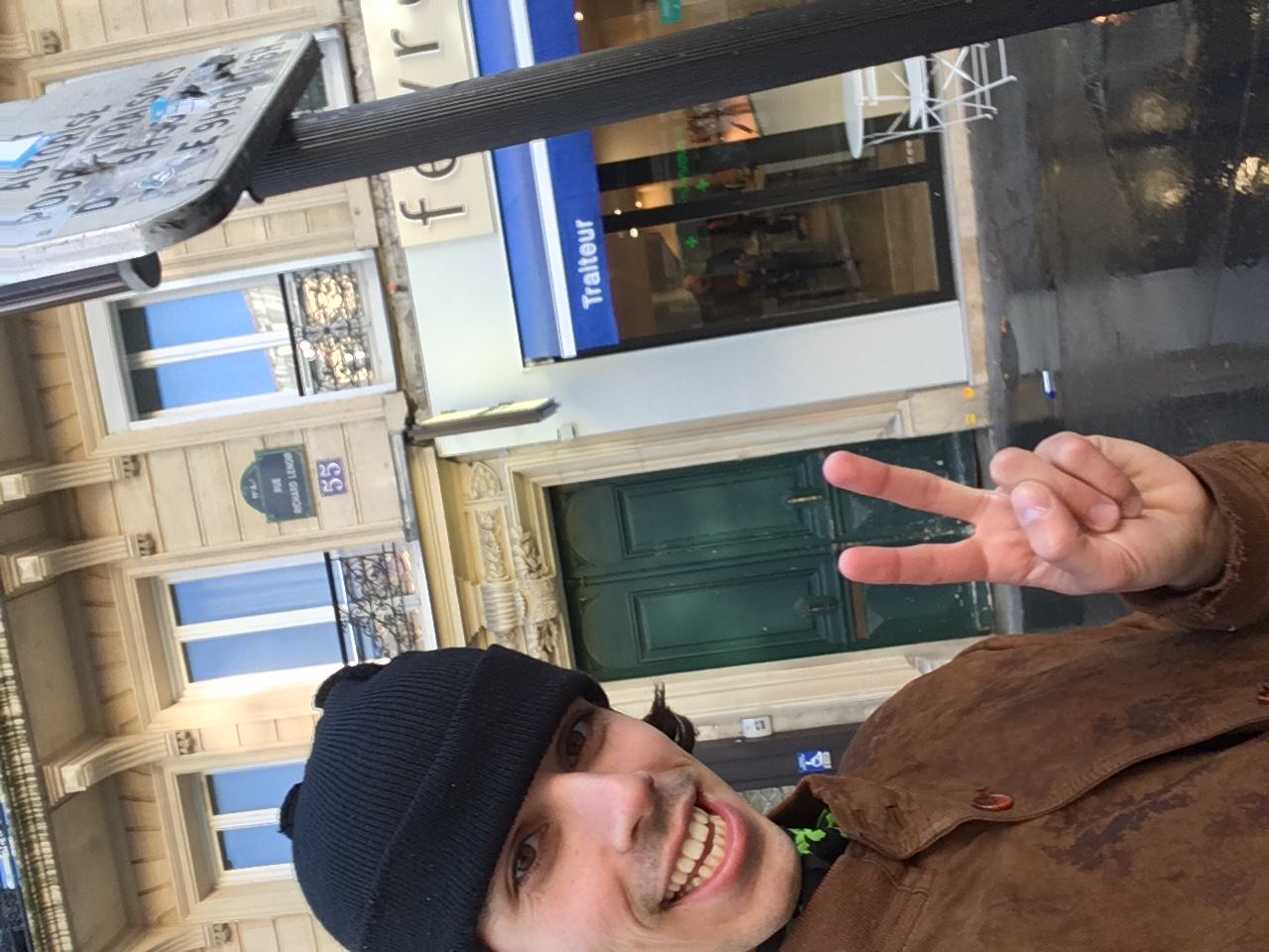 Pablo en la plaza Voltaire, delante de la altigua puerta del apartamento del Dani.